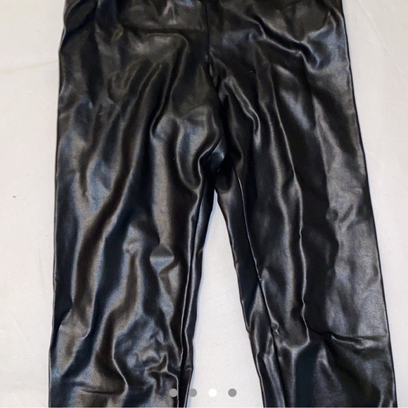 Aritzia Daria Pant/Leggings 🤍🖤 - Picture 2 of 4